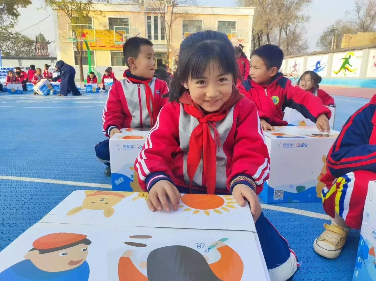 情暖积石山|500个壹基金温暖包送达韩陕家小学
