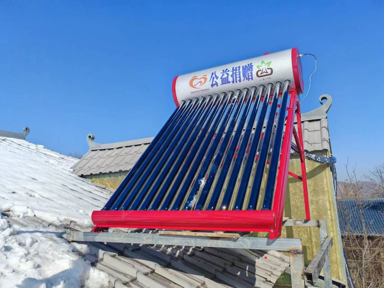 灾后恢复重建丨热水暖人心：咱的太阳能热水器安上了